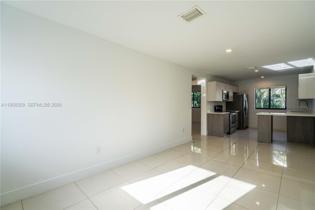 Building Photo - 1985 Bay Dr