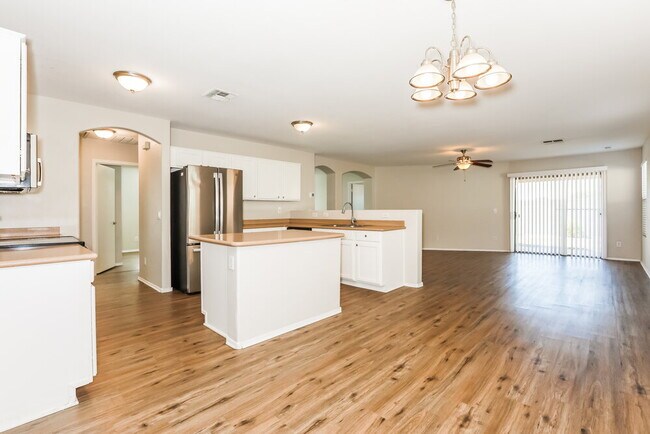 Building Photo - 3026 W Dancer Ln