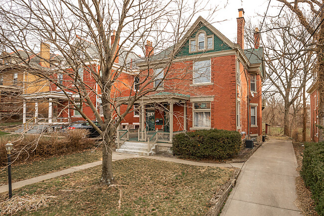 Building Photo - 810 Academy Ave