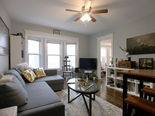 Living room - 4033 W Eddy St