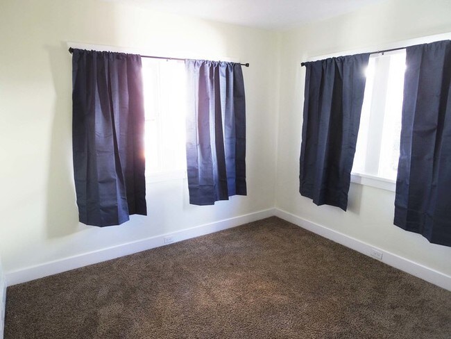 Building Photo - Cute Remodeled Bungalow 2 Bedrooms