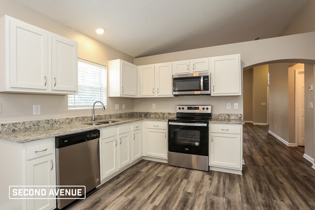 Building Photo - 10659 Sandy Oaks Dr