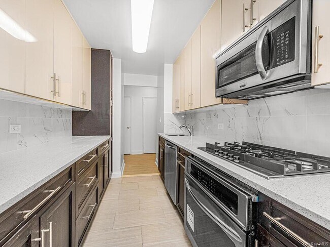 Foto del edificio - 445 W 240th St
