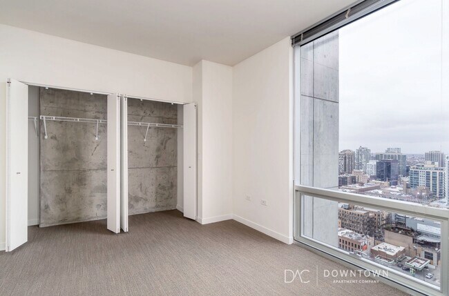 Building Photo - 731 N La Salle Dr