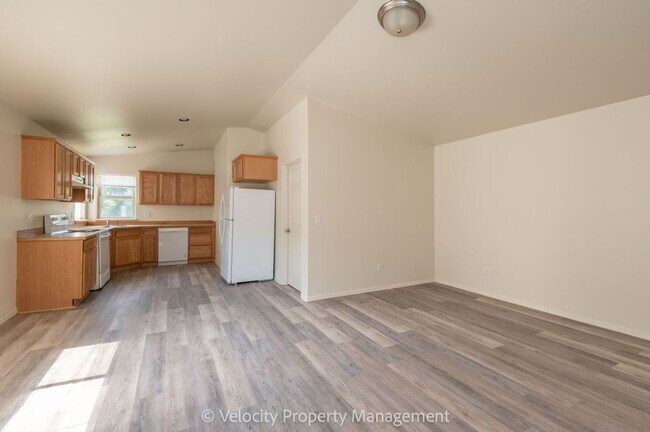 Building Photo - M171