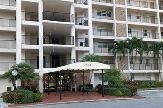 Building Photo - 3000 N Palm Aire Dr