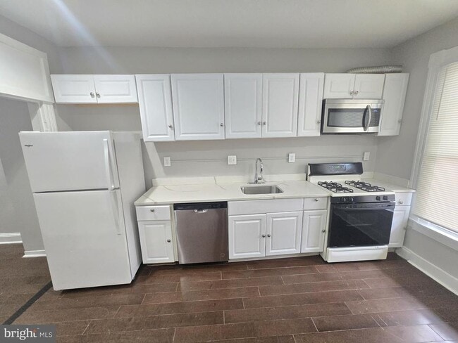 Building Photo - 402 N Curley St