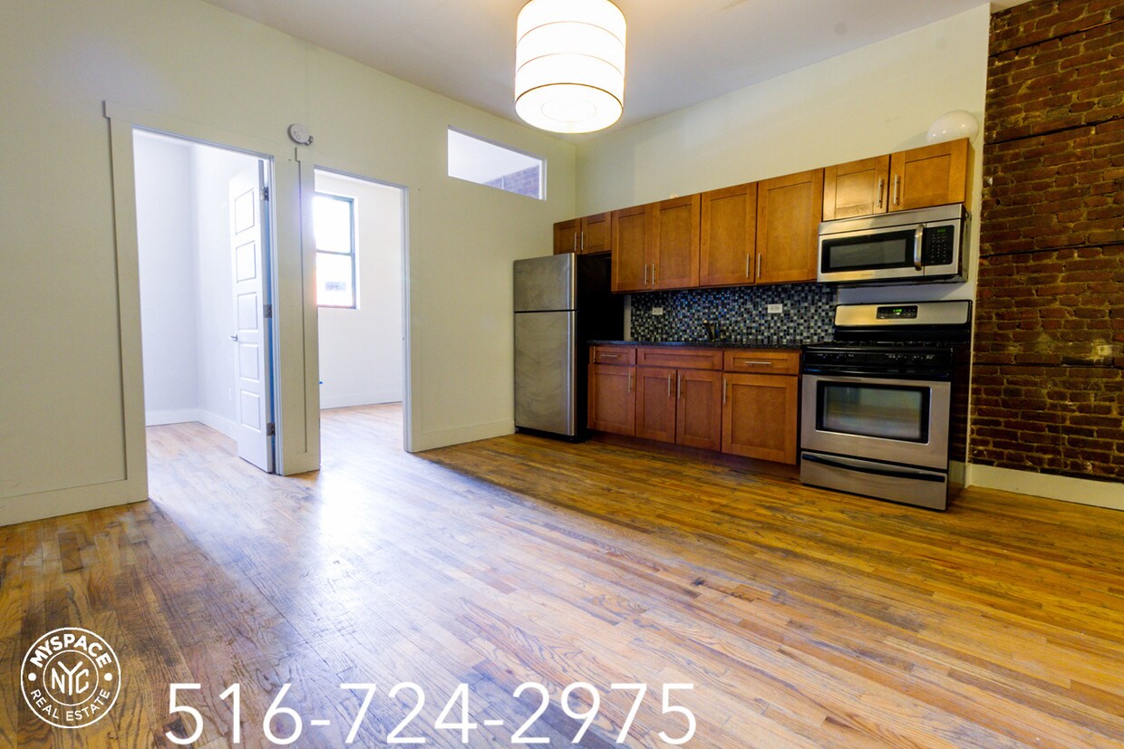 Primary Photo - 128 Manhattan Ave