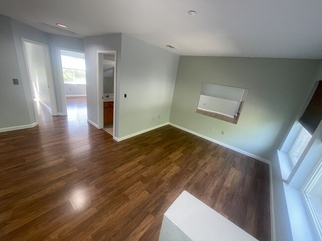 Foto del edificio - $3,590-GORGEOUS REMODELED 3 BEDROOM GLENMO...