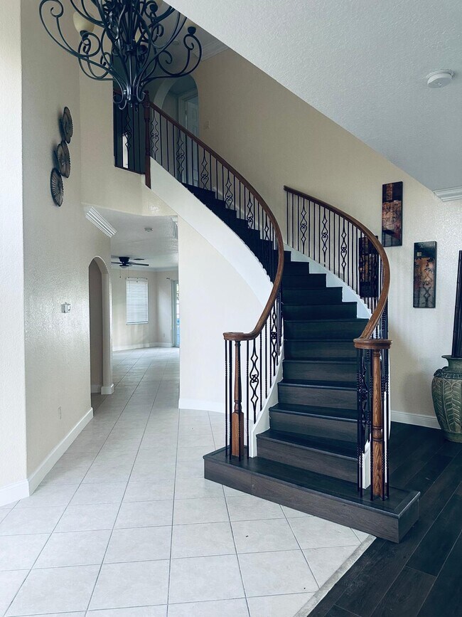 Building Photo - 2261 Ridgewood Cir