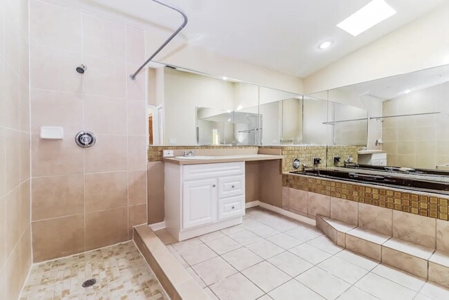 Building Photo - 2997 Farnham Way