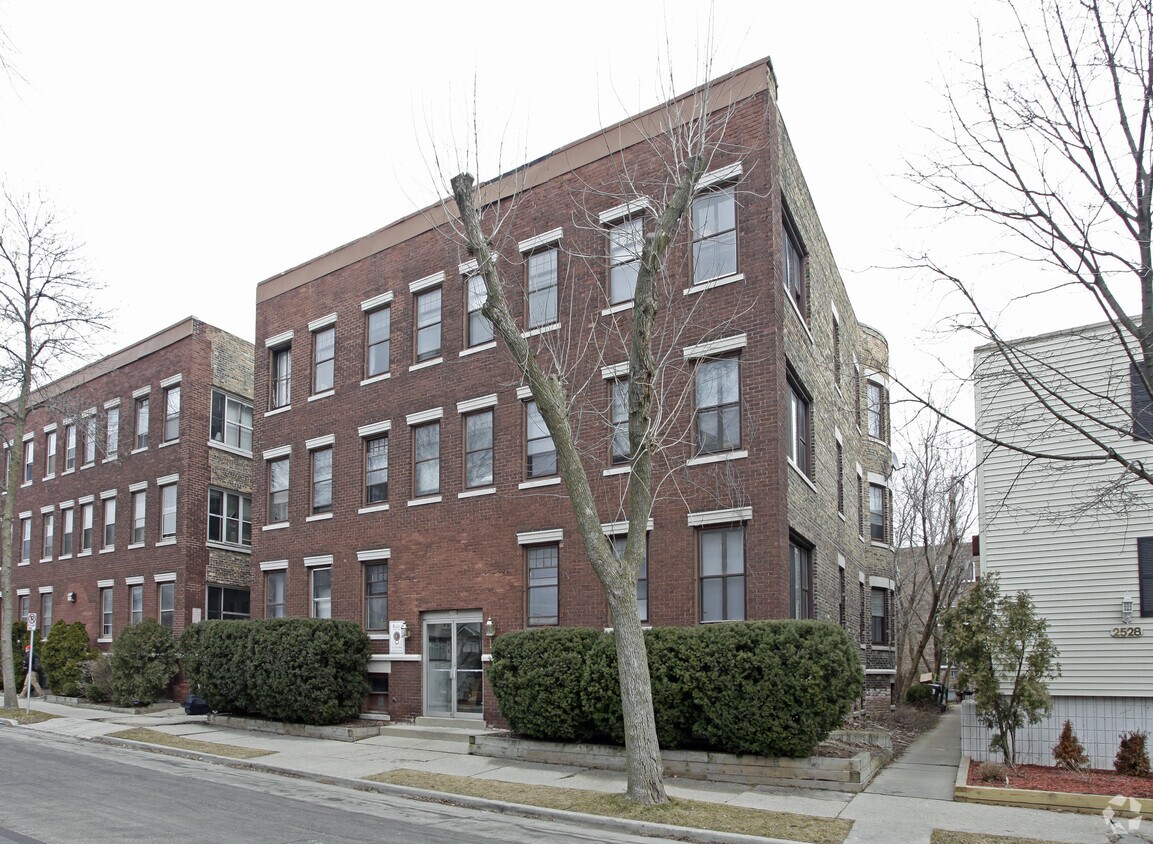 Foto del edificio - 2534 N Farwell Ave