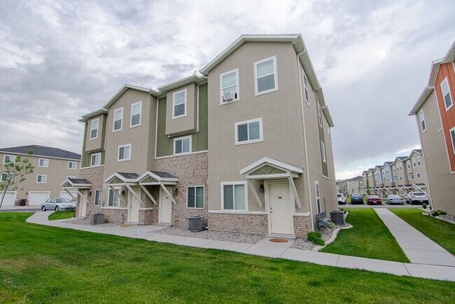 Building Photo - 644 N 130 E