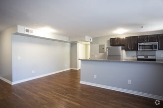 1BR, 1BA-749 SF - Hollywood View Towers