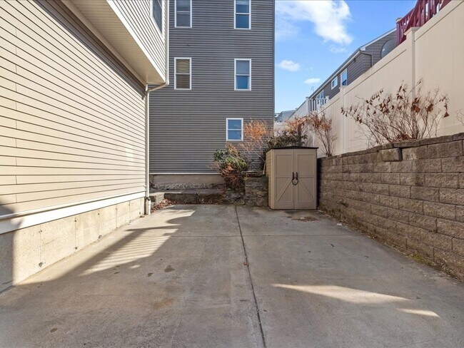 Building Photo - 91 Dresser St