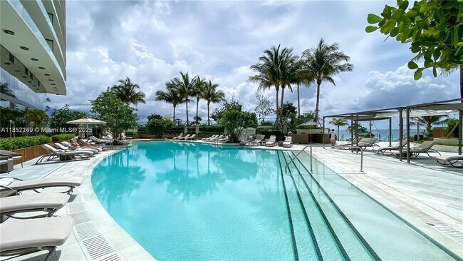 Foto del edificio - 18975 Collins Ave