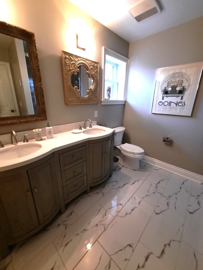 Bathroom - 230 King St W