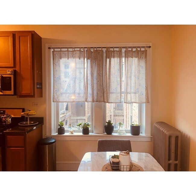 Foto del edificio - 3806 W Irving Park Rd