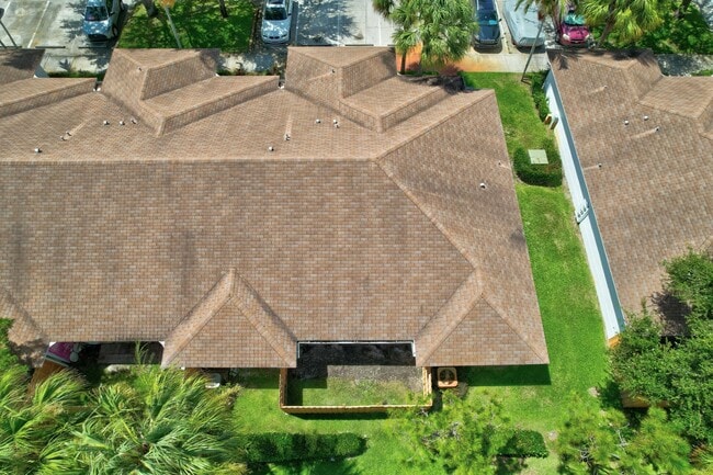 Foto del edificio - 9240 Roan Ln