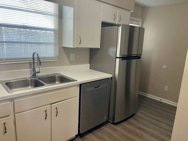 Foto del edificio - 2220 NW 55th Blvd