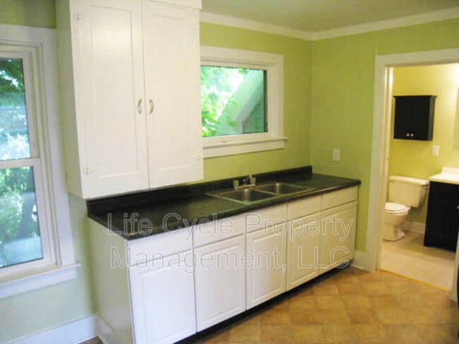 Foto del edificio - 815 College Ave NE