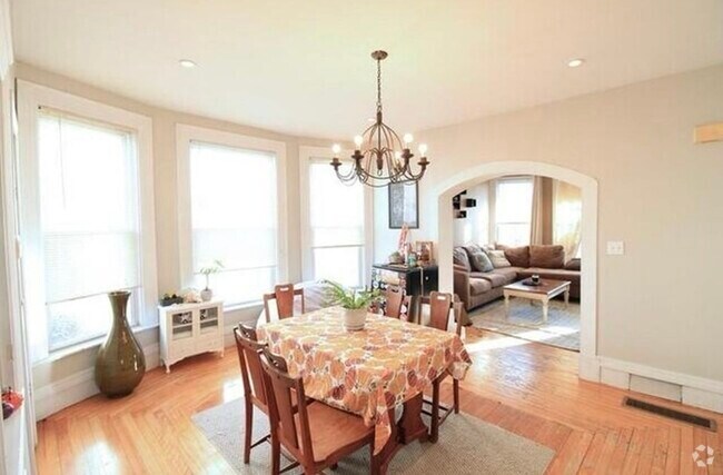 Building Photo - 33 Montcalm Ave