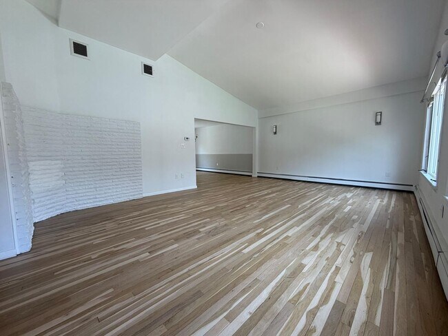 Foto del edificio - Spacious 5-Bedroom Home with Modern Features