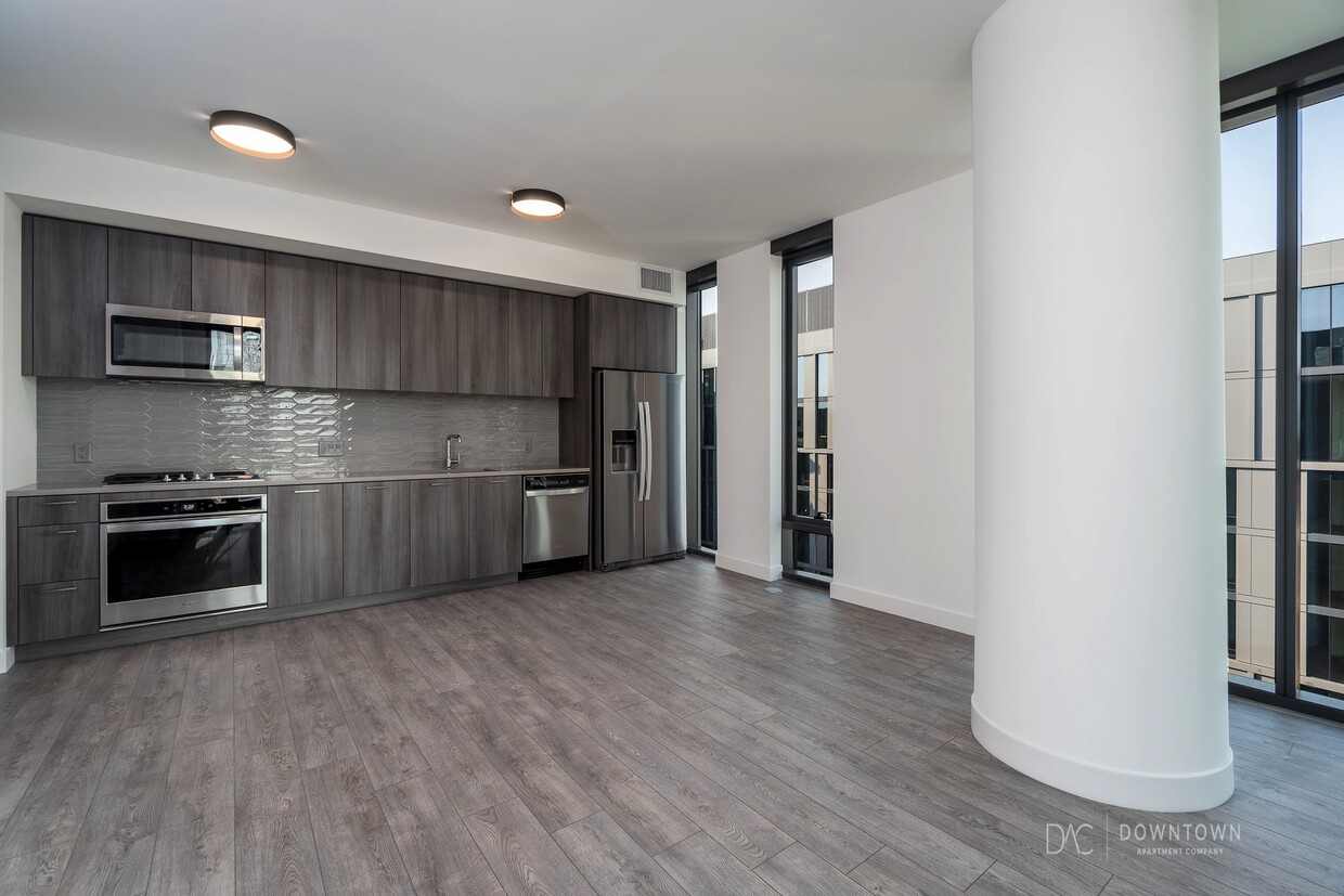 Primary Photo - 823 W Madison St