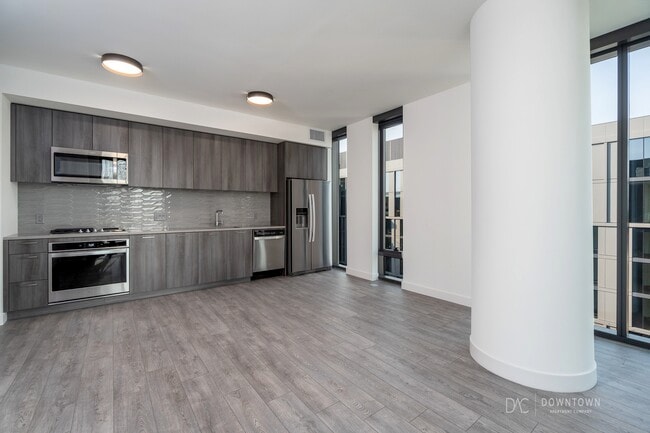 Building Photo - 823 W Madison St