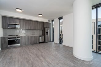 Building Photo - 823 W Madison St