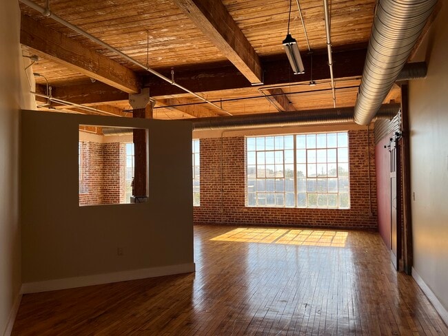 Building Photo - 736 Dickies Lofts