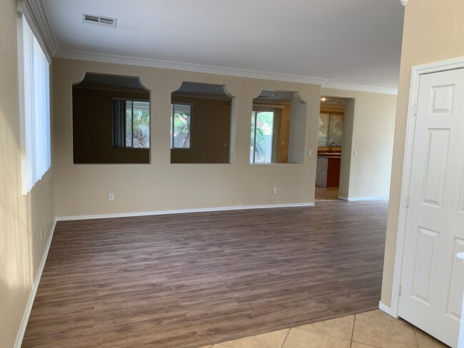 Building Photo - Large 4 Bedroom 3 Car Garage Home in Silve...