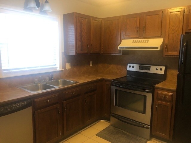 Foto del edificio - 384 Brookwood Lake Pl