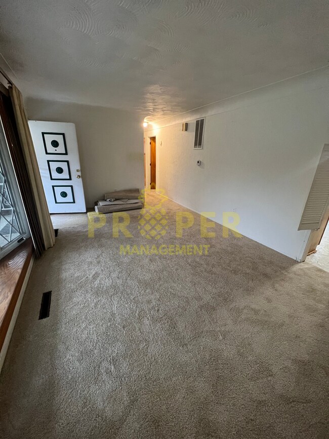Building Photo - 3 bedrooms 1 bathrooms ranch house for rent