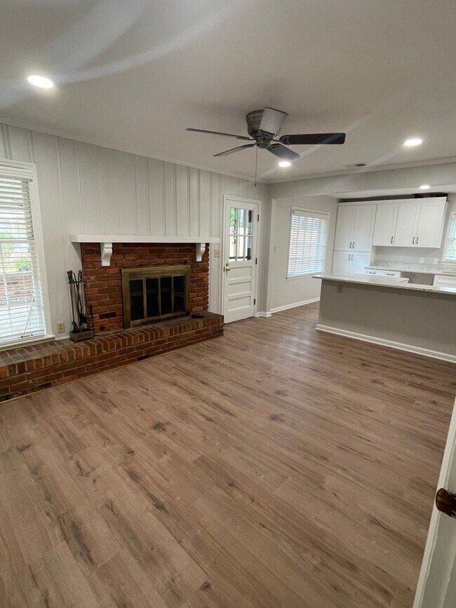 Building Photo - 3BD/2BA Home Located in Colonial Acres