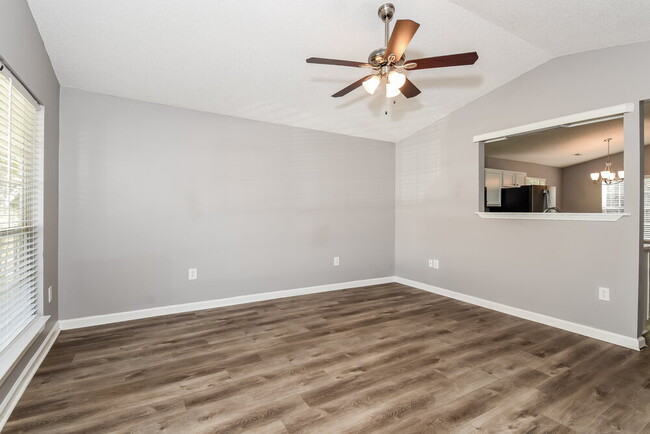 Building Photo - 223 Elm Dr