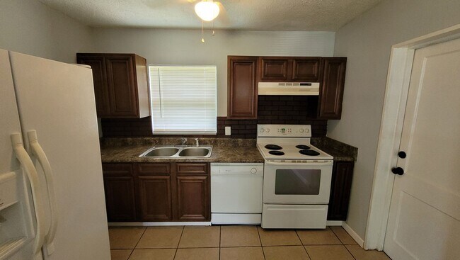 Foto del edificio - 2 Bedroom 1 Bath Home w/ Large Backyard fo...