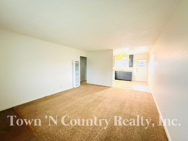 Building Photo - 818-820 University Ave.