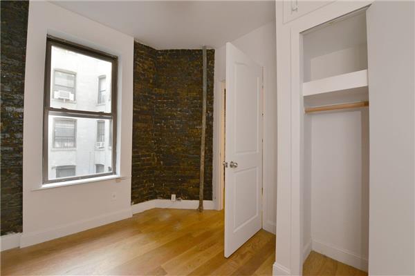 Building Photo - 234 E 4th St