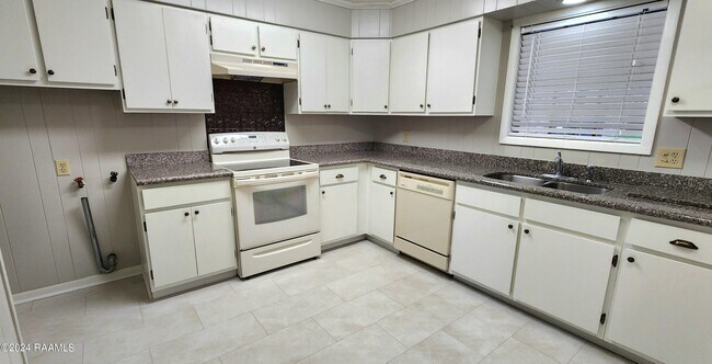 Building Photo - 403 Bell Downs Dr
