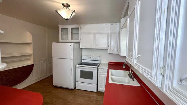 Kitchen - 2040 W Pandora Dr