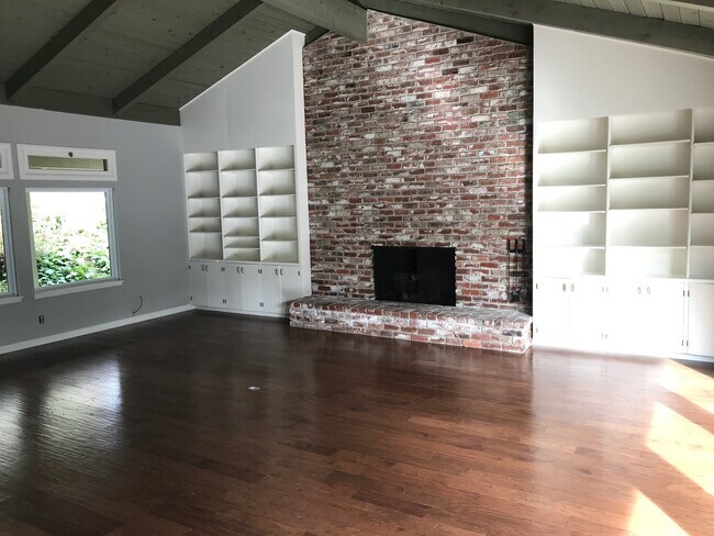 Building Photo - Charming 4 bed 2 bath single story rancher...