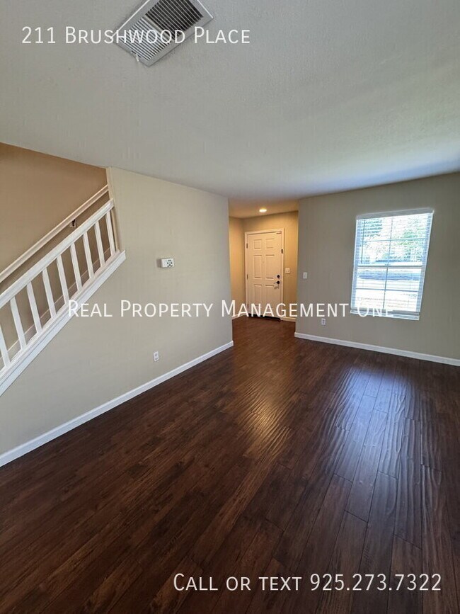 Foto del edificio - 211 Brushwood Pl