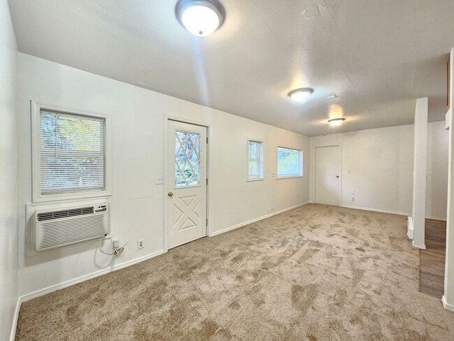 Building Photo - 828 E 11th Ave