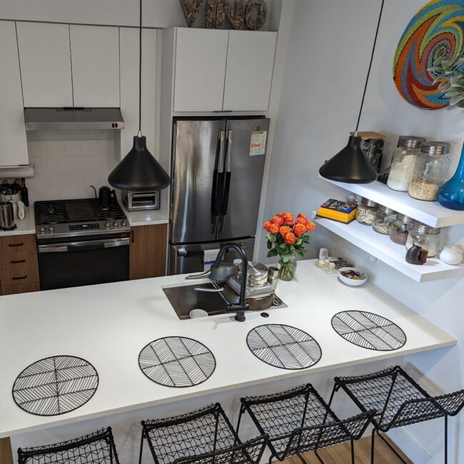 Foto del edificio - Spacious & Bright Furnished 2br/2ba in Pet...
