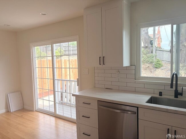 Building Photo - 2555 Sherwood Dr