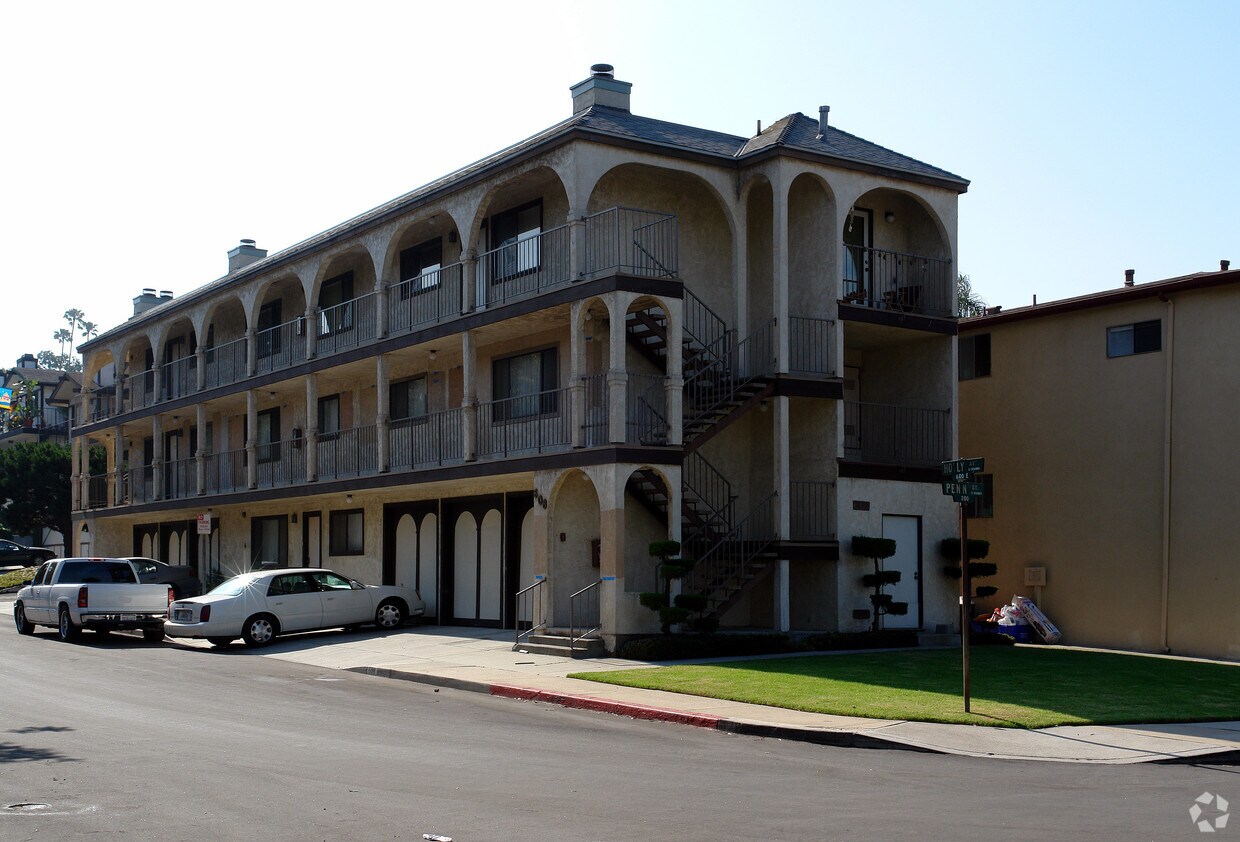 Building Photo - 608 E Holly Ave