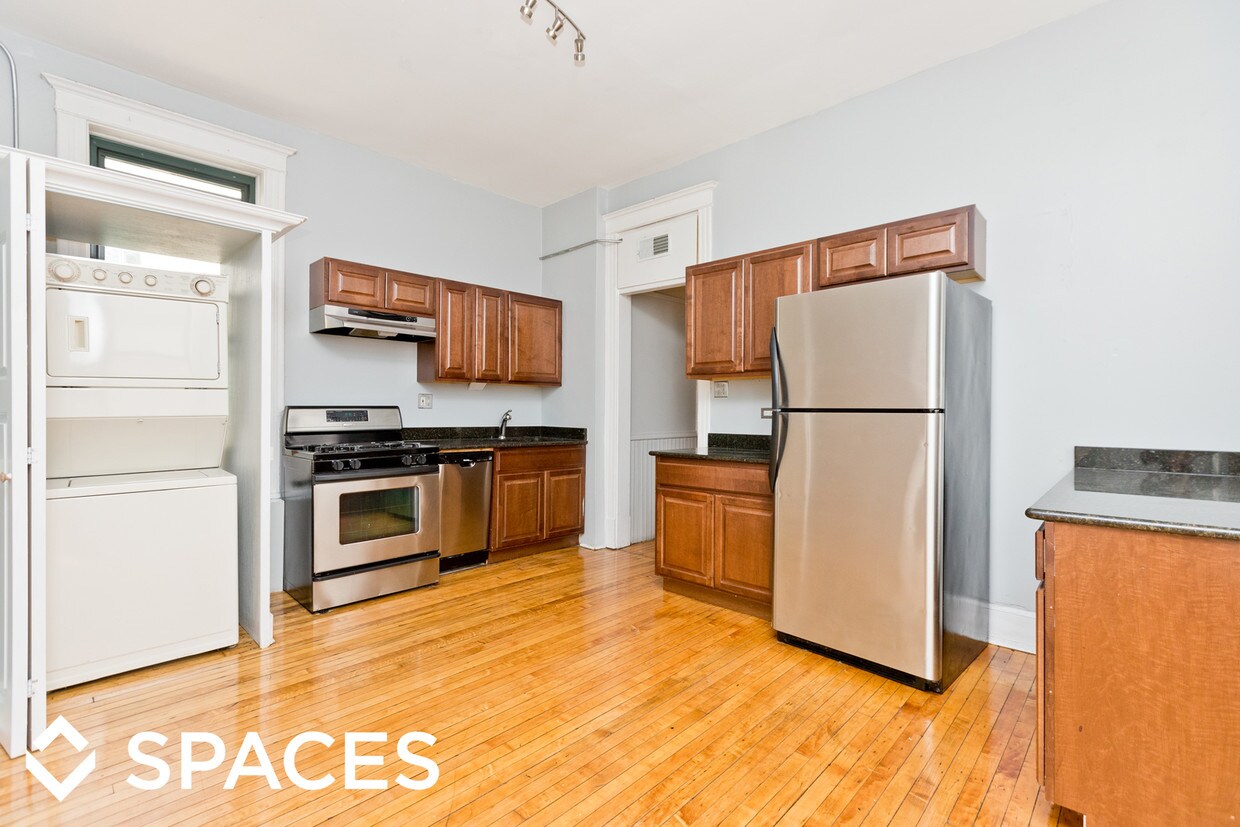 Primary Photo - 2850 N Clark St