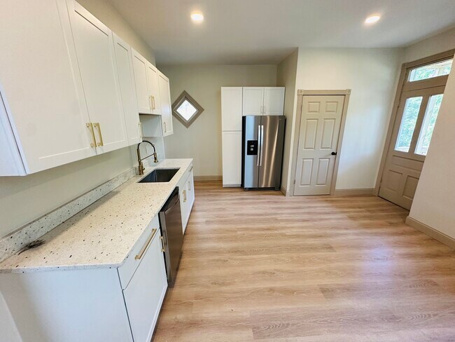 Kitchen - 514 Delta Ave
