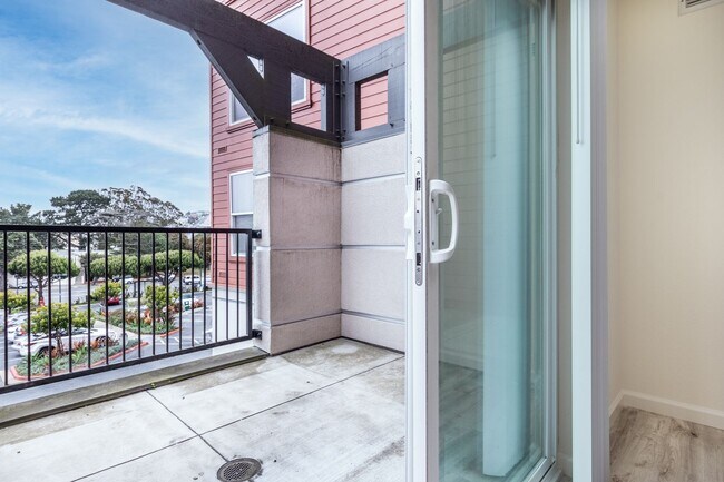 Foto del edificio - Spacious Ingleside Heights Condo w/ Private Patio & Parking!